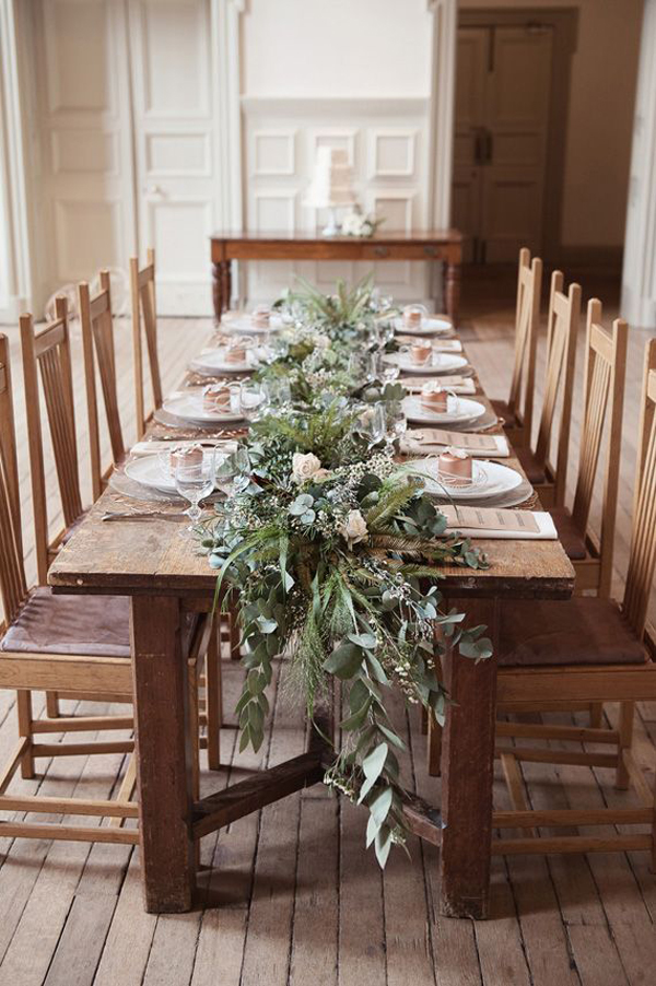 bogata dekoracja z roślin i szyszek na świątecznym stole