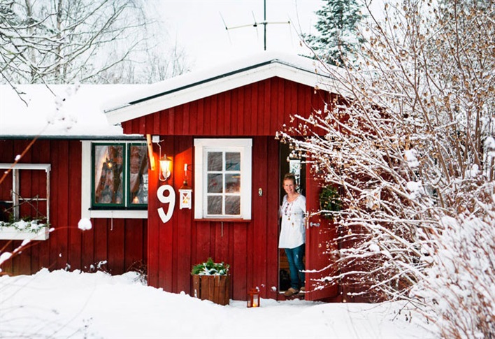 czerwony dom w zimowej aranżacji