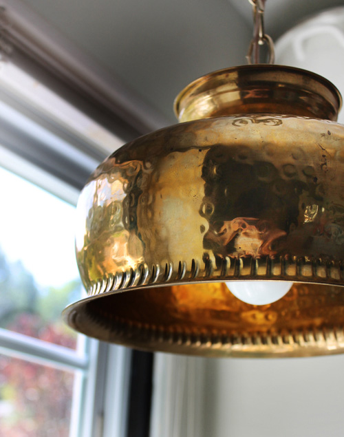 złota lampa w kuchni