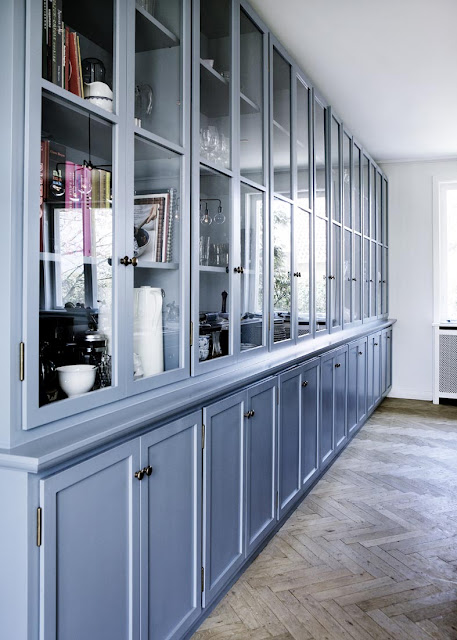 błękitne szafki w kuchni jako inspiracja