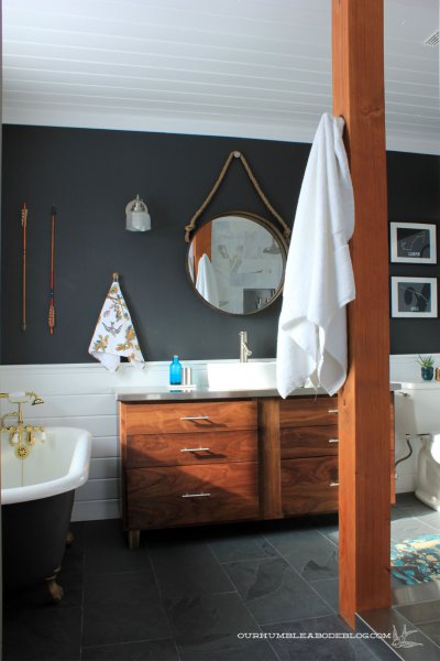 łazienka  w ciemnym kolorze z elementami drewna
