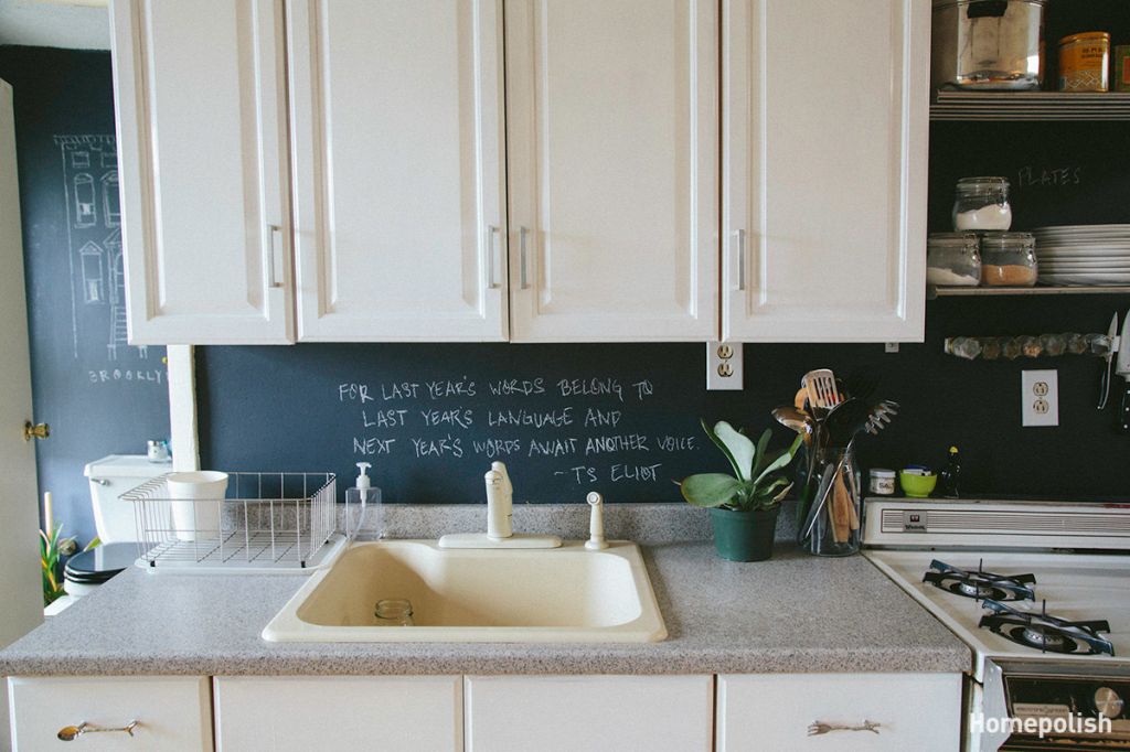 ściana z farbą tablicową w kuchni