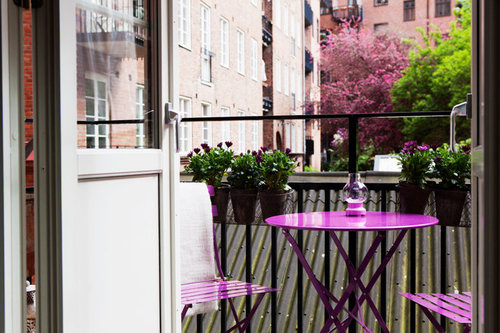 fioletowe meble na małym balkonie