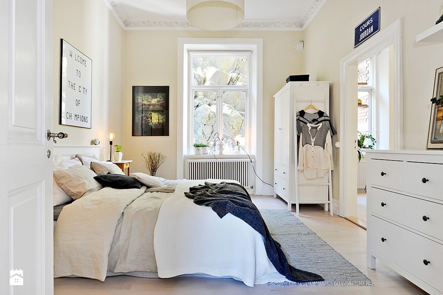 aranżacja białej sypialni w stylu skandynawskim