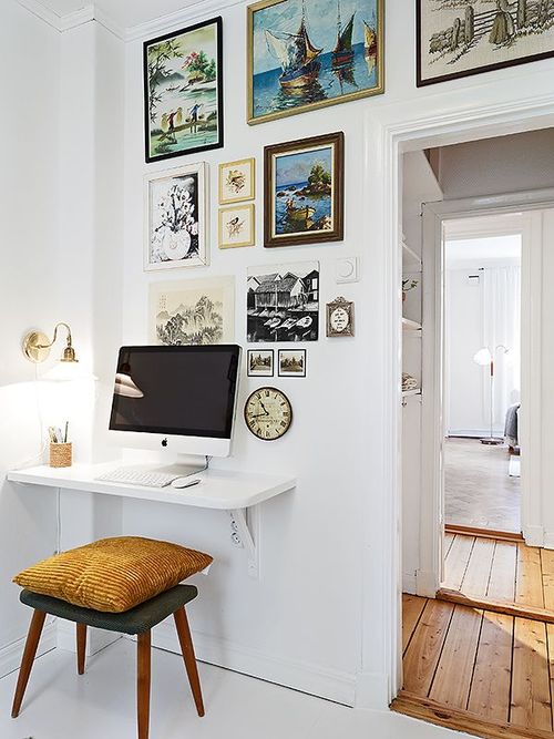półka jako biurko i galeria na ścianie w domowym gabinecie