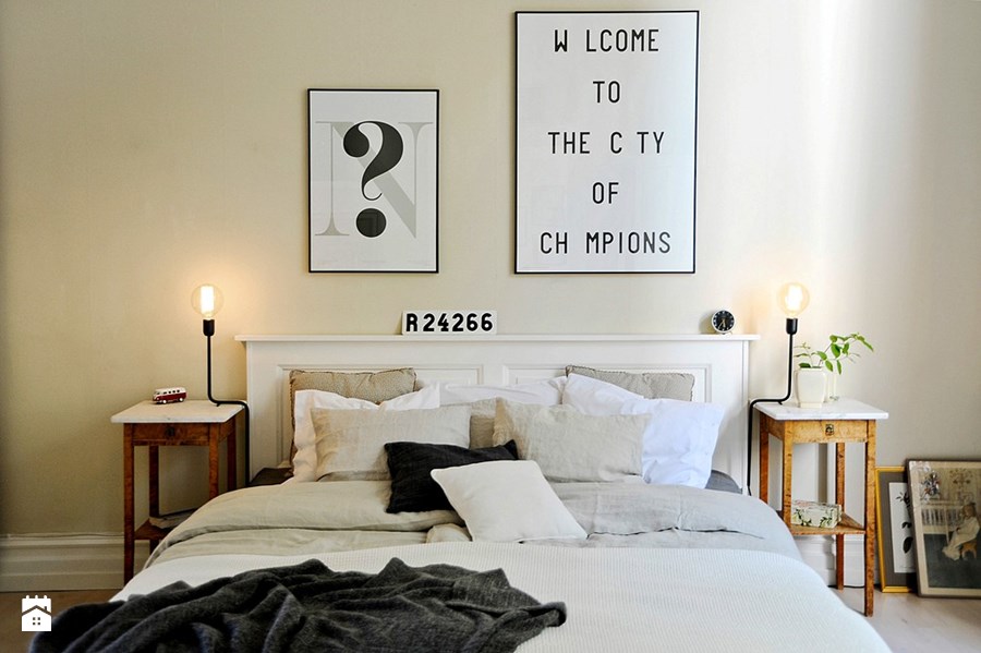 typografia nad łóżkiem w aranżacji sypialni