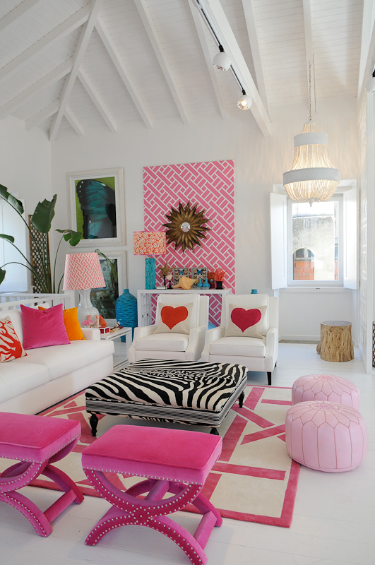 salon z różowymi dodatkami