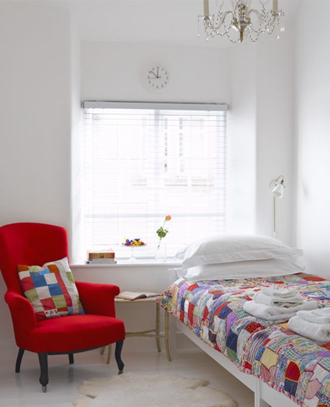skandynawsa sypialnia,biała sypialnia,czerwony fotel,patchwork,białe sciany,biała podłoga