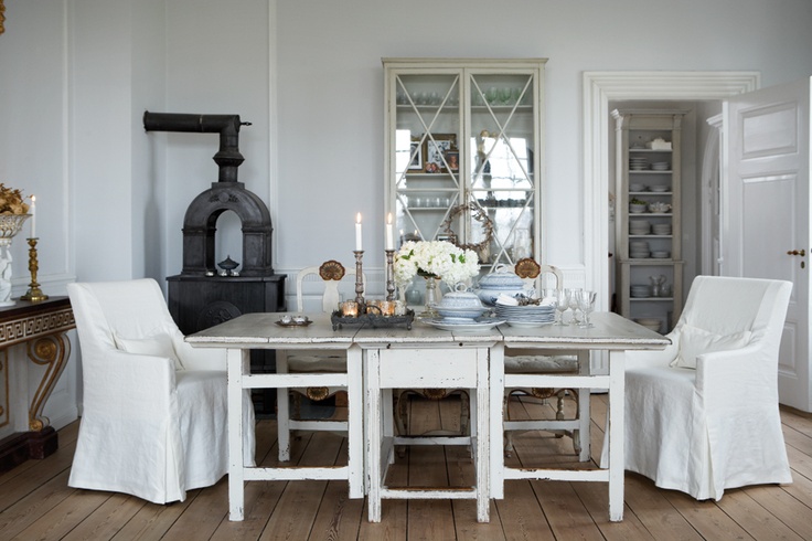 drewniany stół rozkładany,francuski stół z drewna w stylu vintage,postarzany biały stół prostokatny,skandynawskie stoły prostokatne,rozkładane stoły w stylu skandynawskim,aranzacja skandynawskiej jadalni