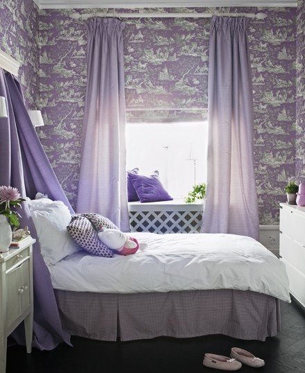 fioletowa tapeta w sypialni