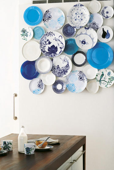 malowane talerze niebieskie,dekoracja na ścianie z niebieskich talerzy,biało-niebieskie talerze,malowane ręcznie naczynia,zastawa biało-niebieska,dekorcaja  ścienna z biało-niebieskich talerzy