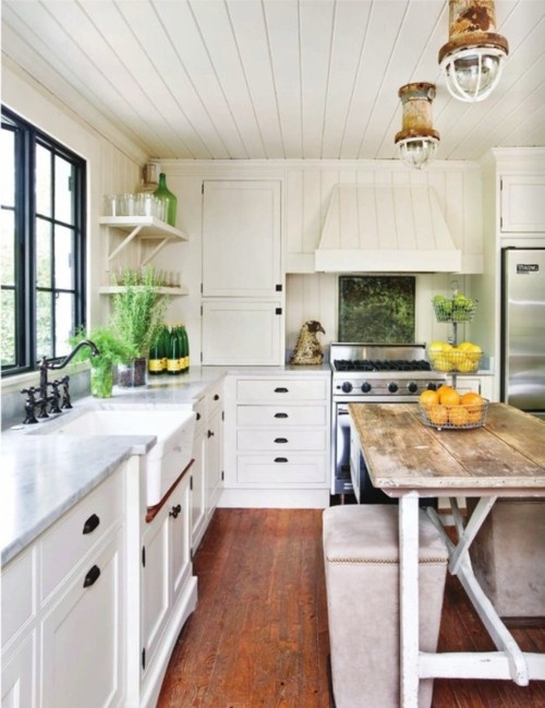 sufit z białych drewnianych desek w kuchni