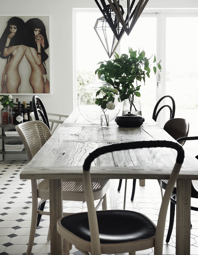 aranżacja jadalni ze stołem,skandynawska jadalnia,projekt Lotta Agaton,bielone drewno stołu,biało-czarna mozaika na podłodze,gięte drewniane krzesła