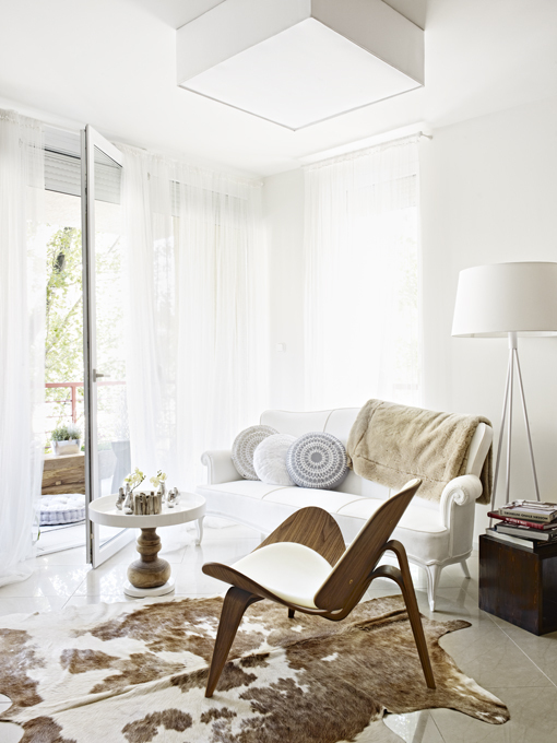 biało-brązowe wnętrze,okładziny na scianę,orzechowe okleiny,orzech z połyskiem,nowoczesne wnetrze,jak urzadzić małe mieszkanie,eleganckie wnętrze