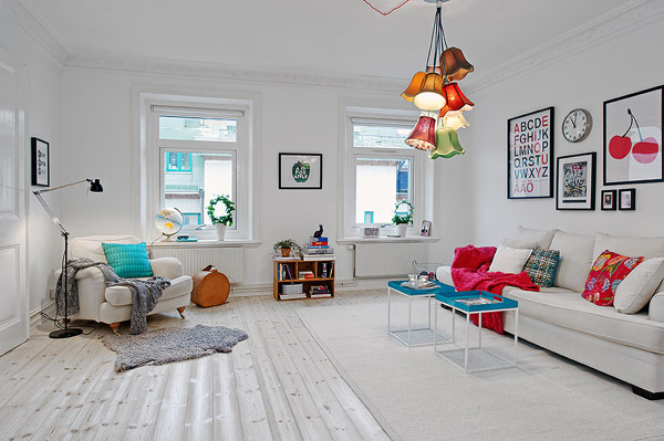 styl skandynawski,biały salon,czerwone dodatki do wnętrz,kolorowe lampy,niebieskie stoliki