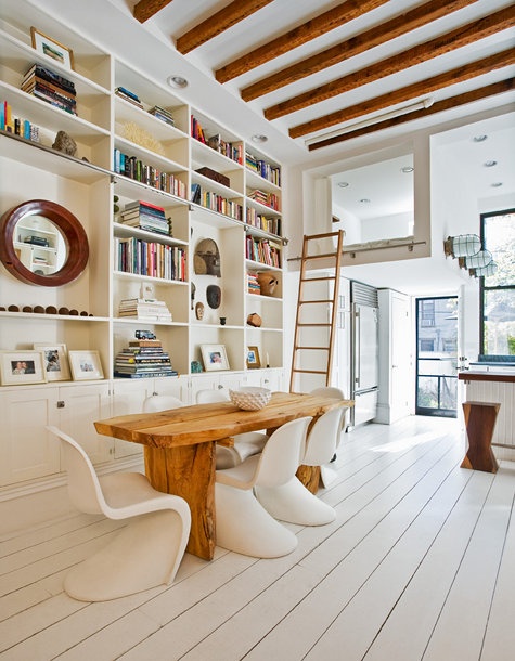 wiejski stół,nowoczesne białe krzesła,drewniany duży stół