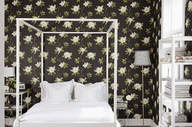 romantyczna sypialnia,biało-czarna sypialnia,czarna tapeta w kwiaty,kwiatowa tapeta na ścianę, wzorzyta tapeta na ścianę, piękna czarna tapeta na ścianę,białe łóżko,łóżko z ramami,aranzacja romantycznej sypialni