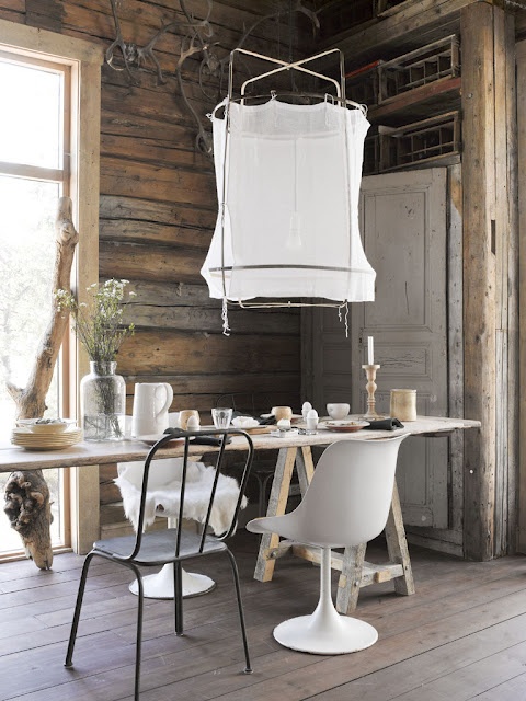 dizajnerska jadalnia,nowoczesny wiejski dom,nowoczesne białe krzesła