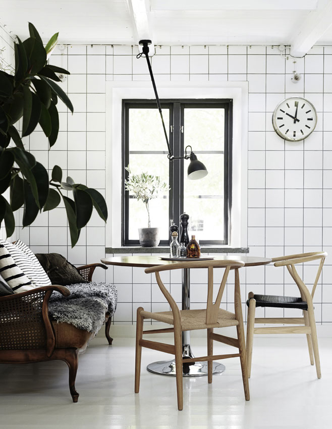 monochromatyczne wnętrze,aranzacja w bieli,brązie i czerni,skandynawska aranżacja,skandynawski styl,aranżacja stołu,,aneks kuchenny ze stołem,sofa w kuchni