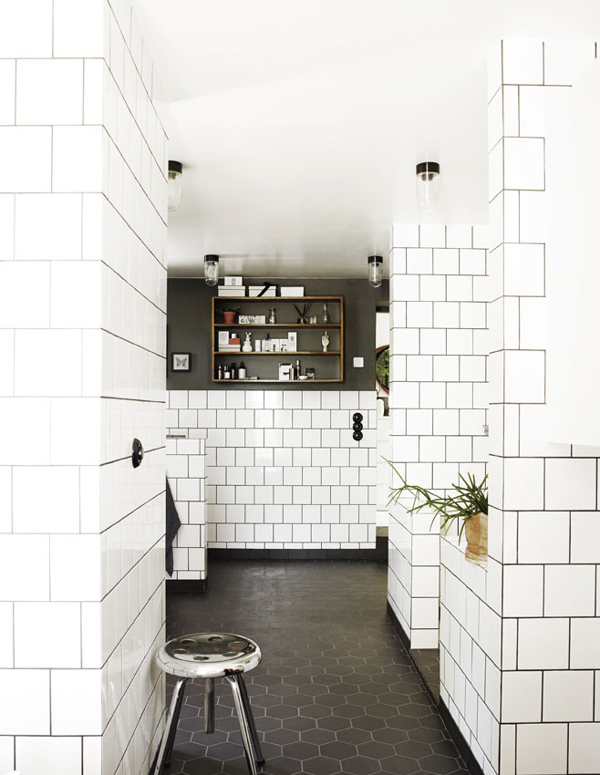 aranżacja kuchni,białe płytki na ścianie,czarne spoiny,czarna ściana,półki w kuchni,projekt Lotta Agaton,czarna podłoga,skandynawska kuchnia