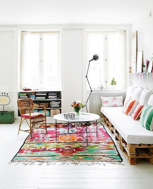 skandynawski pokój,biały salon,czerwony krzesło,czerwień we wnetrzu,patchwork,białe sciany,biała podłoga,meble z palet,kolorowy dywan
