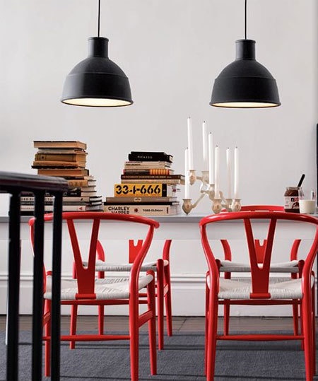 czerwone krzesła, czarne lampy,przemysłowe lampy,białe ściany