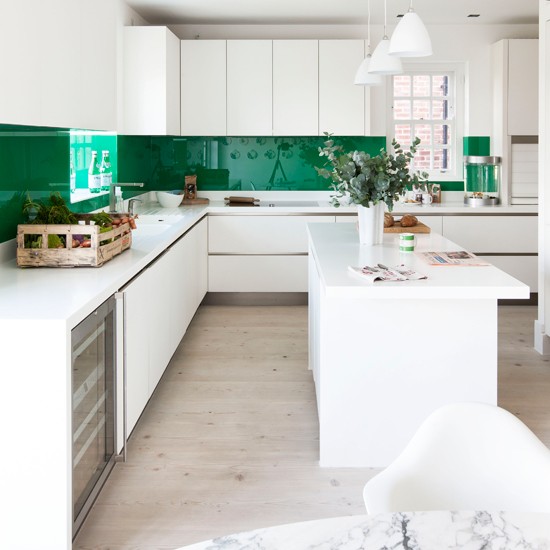 nowoczesna kuchnia,zielone tafle szklane,biało-zielona kuchnia