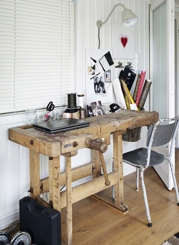 stolarski stół w roli biurka,biurko vintae,rustykalne biurko z recyklingu,industrialna aranżacja z biurkiem z drewna