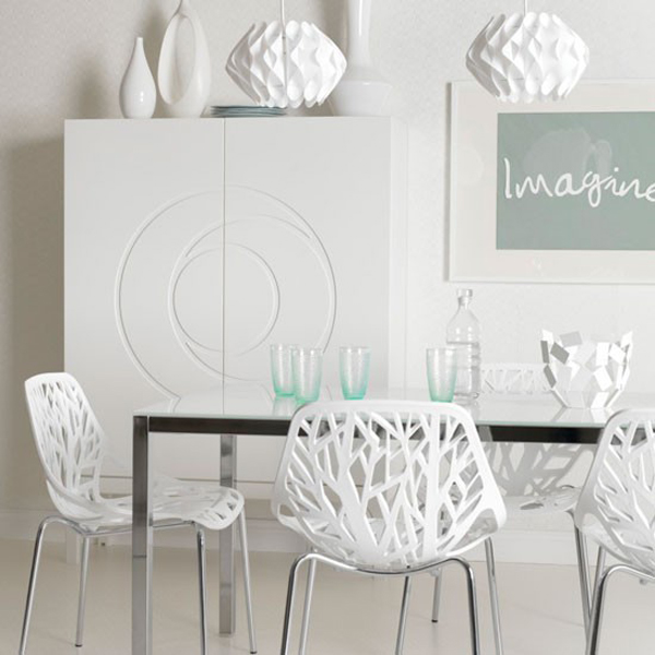 biała kuchnia,biała jadalnia,białe rzesła,ażurowe krzesła,białe dekoracje,białe wnętrza