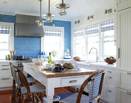 biała kuchnia z niebieskim