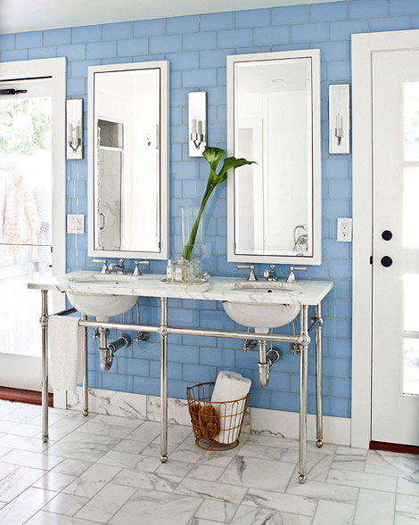 łazienka z niebieskimi kafelkami