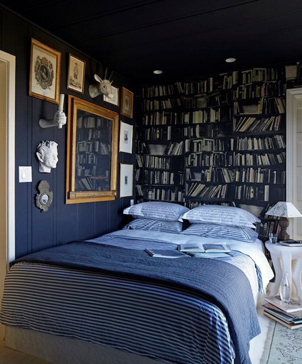 mała sypialnia w ciemnym kolorze