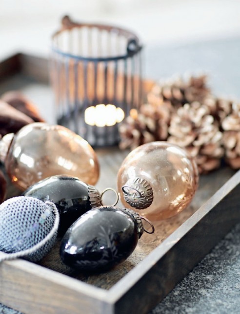 świąteczne dekoracje w kolorze miedzi i czerni,bombki na choinkę,miedziany kolor świątecznych dekoracji,skandynawskie dekoracje świąteczne,lampiony na świece