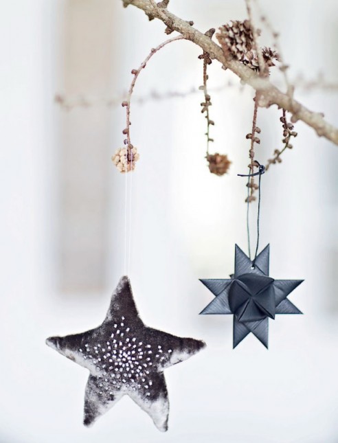 świąteczne dekoracje na brązowych gałązkach,swiateczne gwiazdki,szaro-srebrne gwiazdki,adwewntowe gałązki z gwiadkami,dekoracja do waonu świątecznego