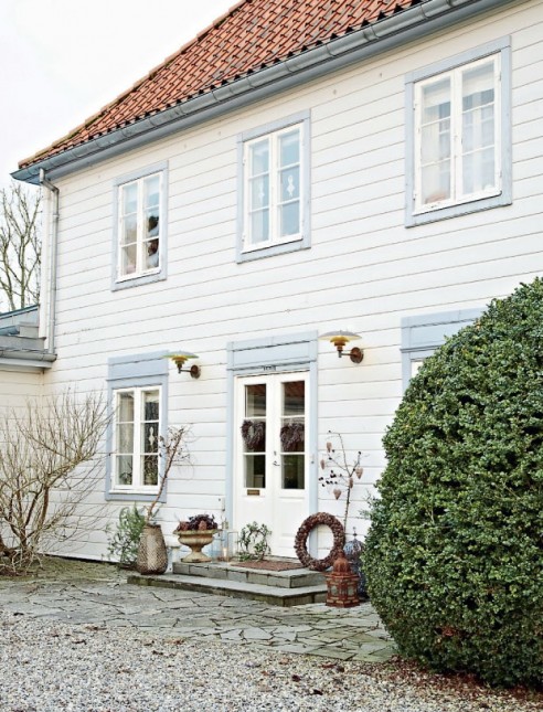 aranżacja wejścia do domu,dekoracje adwentowe przed domem,świąteczne dekoracje domu,biały domek skandynawski,skandynawskie aranżacje w ogrodzie