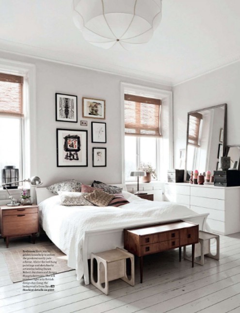 biała sypialnia z brązowymi detalami,klasyczne meble w skandynawskiej sypialni,kolonialne akcenty w skandynawskich wnetrzach,galeria nowoczesnych grafik na ścianie