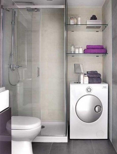 szara łazienka,aranżacja małej łazienki,łazienka w szarym kolorze,szklane półki w łazience,fioletowe ręczniki