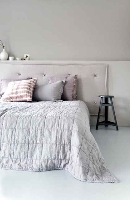 łóżko z pikowaneym wezgłowiem,aranzacja białej sypialni w skandynawskim stylu,pikowane łóżka w skandynawskim stylu,białe sypialnii