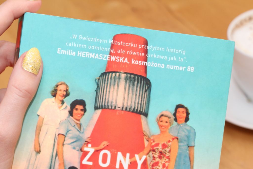 cytat na okładce "Żon astronautów" cytat na okładce "Żon astronautów"