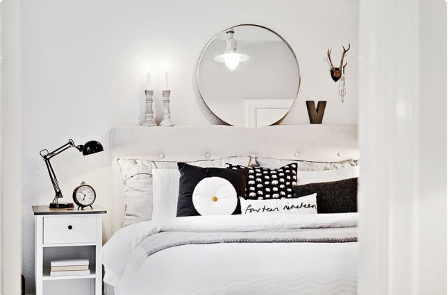 óżko z pikowaneym wezgłowiem,aranzacja białej sypialni w skandynawskim stylu,pikowane łóżka w skandynawskim stylu,białe sypialnie