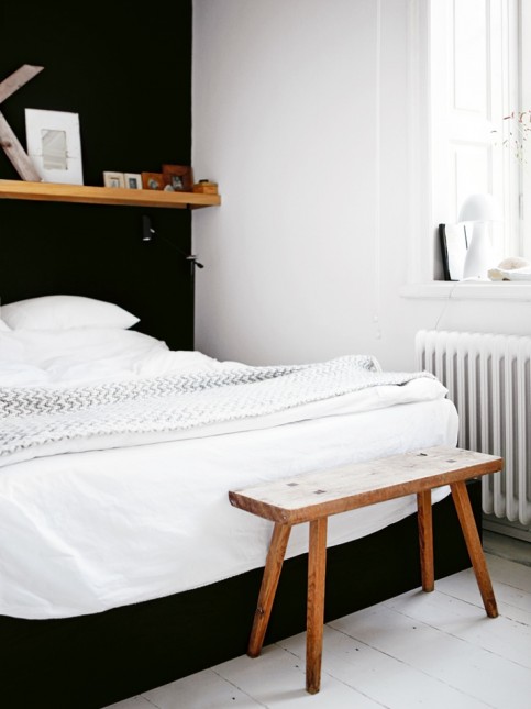 czarna ściana nad łóżkiem,drewniana półka na czarnej ścianie w sypialni,aranzacja skandynawskiej sypialni,bialo-czarna sypialnia