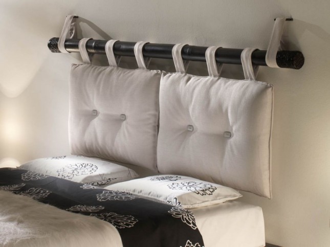 pikowane poduszki zawieszone na relingu w wezgłowiu łóżka,pomysłowe poduszki  zamiast typowego wezgłowia w łóżku,dobre pomysły na dekoracyjne i wygodne wezgłowie