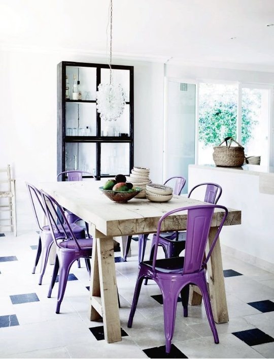fioletowe krzesła w jadalni