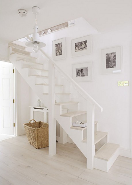 biała schody ze sgtopnicami z naturalnego drewna,skandynawskie biale schody,dywanowe biale schody,drewniane biale schody z jasnymi stopnicami w naturalnym kolorze drewna,piękne schody  z drewna,biale schody w aranżacji wnętrz,schody biale we wnetrzach,białe schody w mieszkaniu
