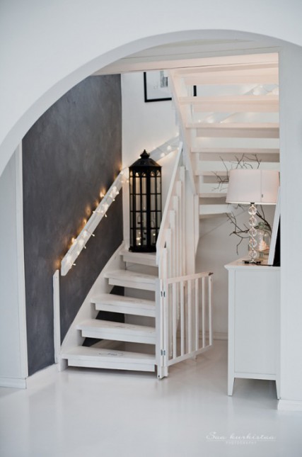 białe schody we wnętrzach,drewniane biale schody,białe ażurowe schody,białe schody przy czarnej ścianie w korytarzu,pomysl na schody w białym kolorze,aranzacje z białymi schodami we wnętrzach,biale schody przy scianie z farby tablicowej,żywiczna biała podłoga i białe drewniane schody,jak oświetlić białe schody,jak dekorować białe schody z desek