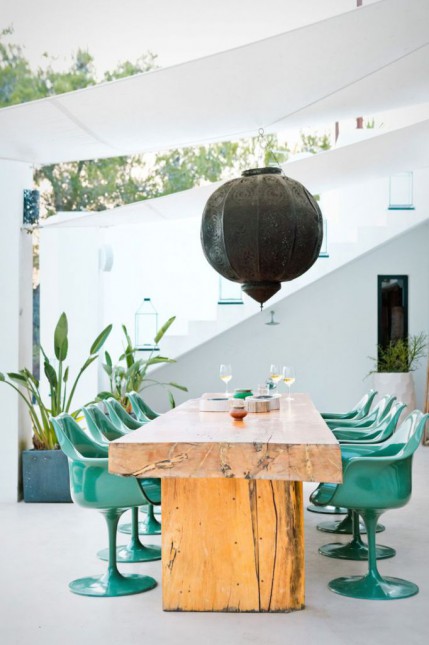 turkusowe fotele z tworzywa na tarsie i w ogrodzie,turkusowe meble ogrodowe,turkusowe fotele na taras,drewniany solidny stół na taras,prosty i masywny stół z drewna,czarny lampion nad stołem,marokański lampion w aranżacji tarasu,dekoracyjne lampiony na tarasie