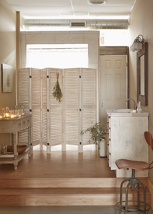 aranżacja jasnej łazienki z bielonym i naturalnym drewnem