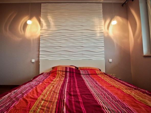 dekoracyjna ściana za łóżkiem w sypialni