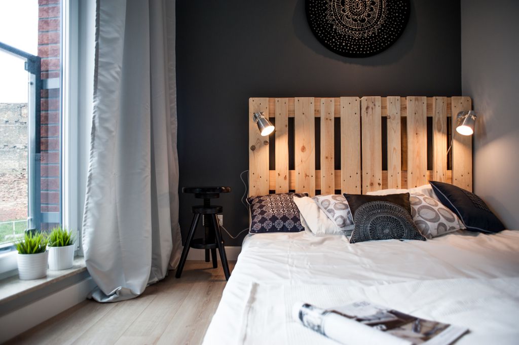 wezgłowie łóżka z drewnianych palet