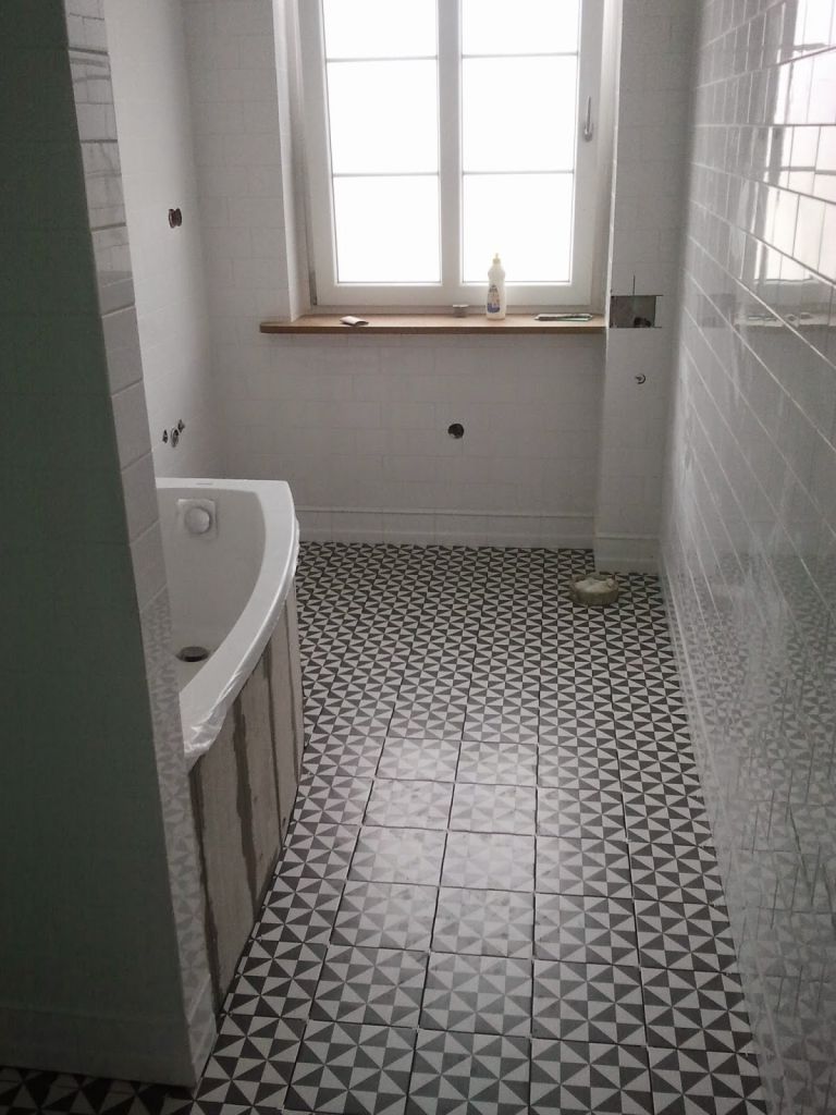 płytki z mozaiką na podłodze w łazience